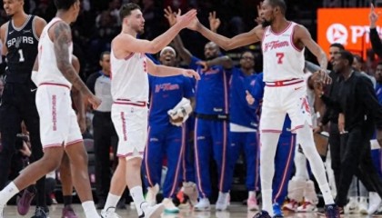 官方网站-轰28+16+5！文班爆锤火箭，杜兰特作茧自缚，乌度卡也暴露缺陷了|马刺|凯文·杜兰特|文班亚马|申京|外线_新浪体育_新浪新闻